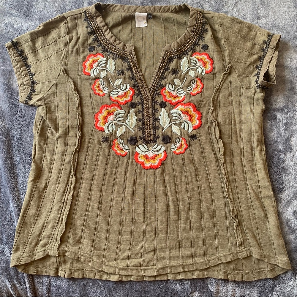 Anthropologie Akemi + Kin Dandelion Embroidered Boho Top Olive Green Size Large